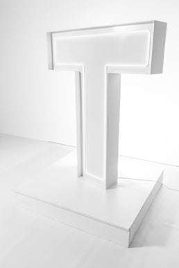 Lettre géante lumineuse « T » — Fête ta Fête