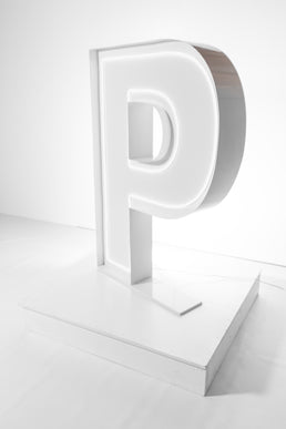 Lettre géante lumineuse « P » — Fête ta Fête