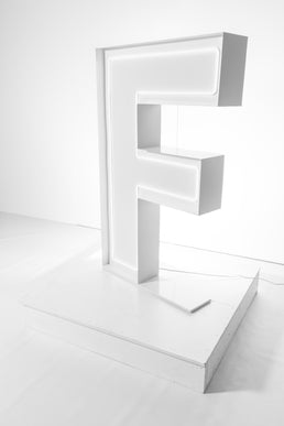 Lettre géante lumineuse « F » — Fête ta Fête