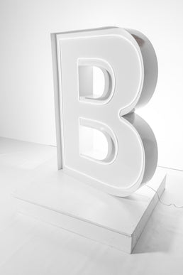 Lettre géante lumineuse « B » — Fête ta Fête
