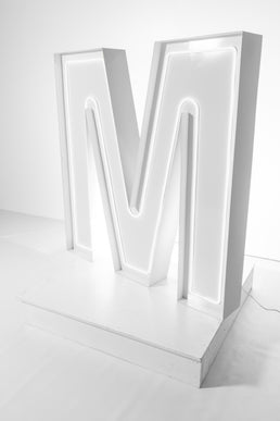 Lettre géante lumineuse « M » — Fête ta Fête