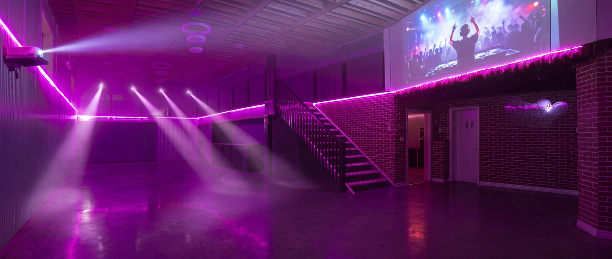 La salle Fête ta Fête en mode club, jeux de lumière, fumée et projection sur grand mur