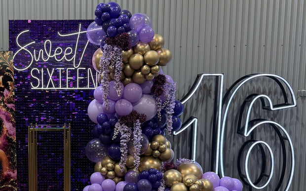 Mur à paillettes, guirlande de ballons et chiffres lumineux