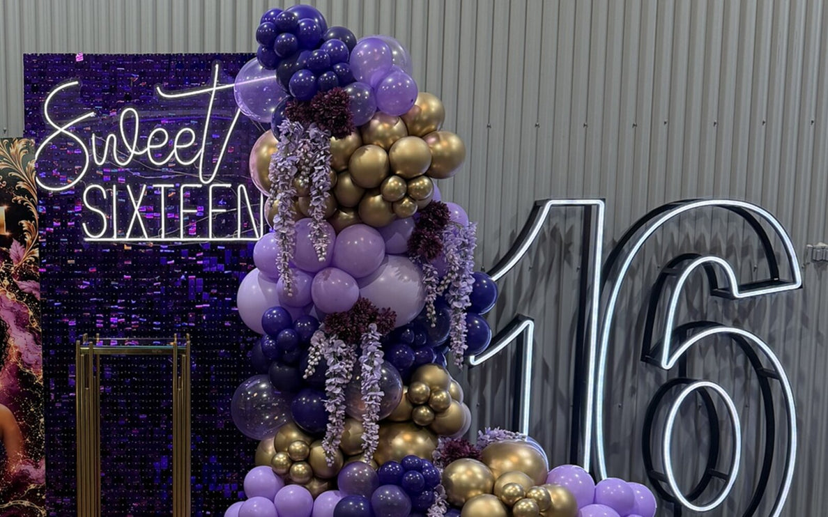 Mur à paillettes, guirlande de ballons et chiffres lumineux