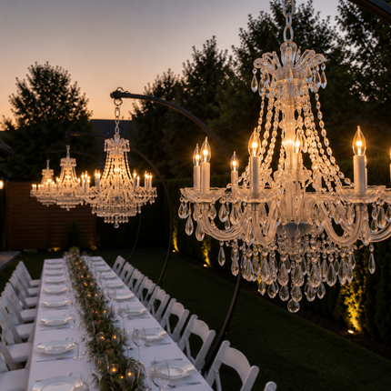 Chandelier en cristal 8 bras sur support en arche, location décor de mariage extérieur au coucher de soleil
