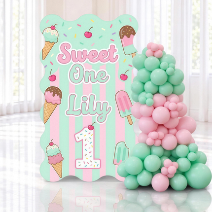 Backdrop de premier anniversaire thème crème glacée avec prénom, guirlande de ballons menthe et rose