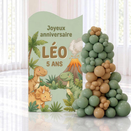 Backdrop d'anniversaire d'enfant thème dinosaures avec prénom et âge, guirlande de ballons sauge et caramel