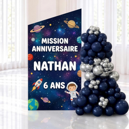 Backdrop d'anniversaire d'enfant thème espace et astronaute avec prénom et âge, guirlande de ballons marine et argent