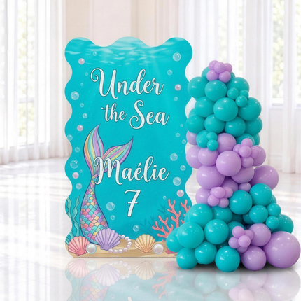 Backdrop d'anniversaire d'enfant thème sirène avec prénom et âge, guirlande de ballons turquoise et mauve