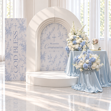 Décoration de première communion en bleu poudre et blanc, arche imprimée au motif toile, panneau God Bless, plateforme ronde et tables drapées en satin