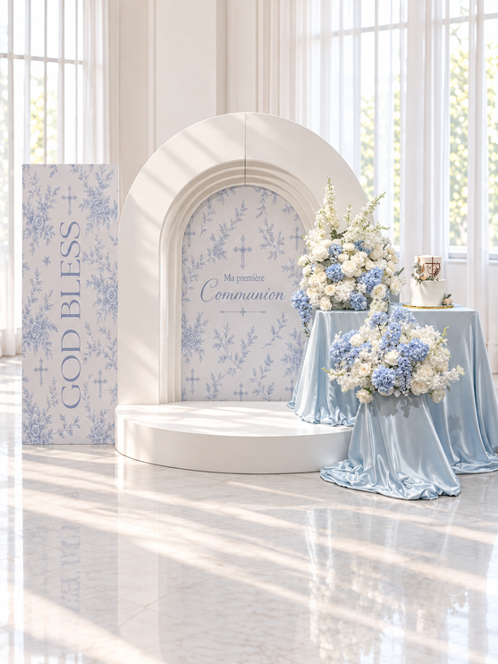 Décoration de première communion en bleu poudre et blanc, arche imprimée au motif toile, panneau God Bless, plateforme ronde et tables drapées en satin