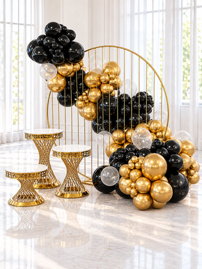 Décor d'anniversaire adulte avec backdrop Céleste rond doré, guirlande de ballons noirs, or et transparents et trio de présentoirs dorés