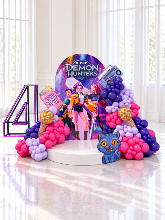 Décor d'anniversaire KPop Demon Hunters grand format avec backdrop imprimé, plateforme ronde, chiffre lumineux et guirlande de ballons rose et mauve