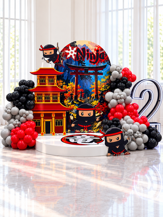 Décor de fête d'enfant thème ninja avec backdrop rond imprimé, pagode, ninjas découpés et guirlande de ballons rouge, noir et gris