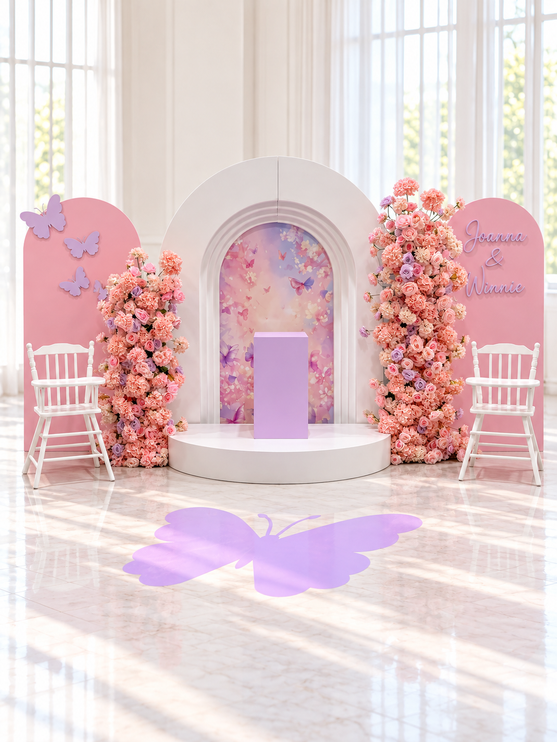 Décor de baptême et de fête d'enfant en rose et mauve avec arche centrale imprimée aux papillons, deux backdrops roses, colonnes florales et papillons découpés mauves