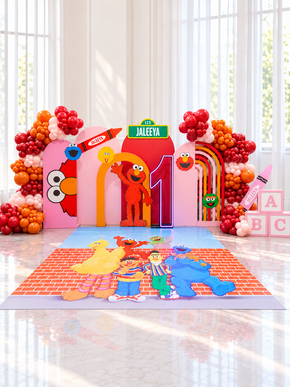 Grand décor de fête d'enfant thème Sesame Street avec mur de cinq panneaux, plancher de danse imprimé, cubes ABC, découpes de personnages et guirlandes de ballons rouge, orange et rose