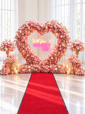 Décor de demande en mariage, cœur géant en fleurs roses avec néon Will You Marry Me, tapis rouge, bougies et arrangements floraux sur pied doré