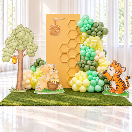 Décor de fête d'enfant thème Winnie l'Ourson avec backdrop nid d'abeille, arbre, ourson et tigre découpés et guirlande de ballons