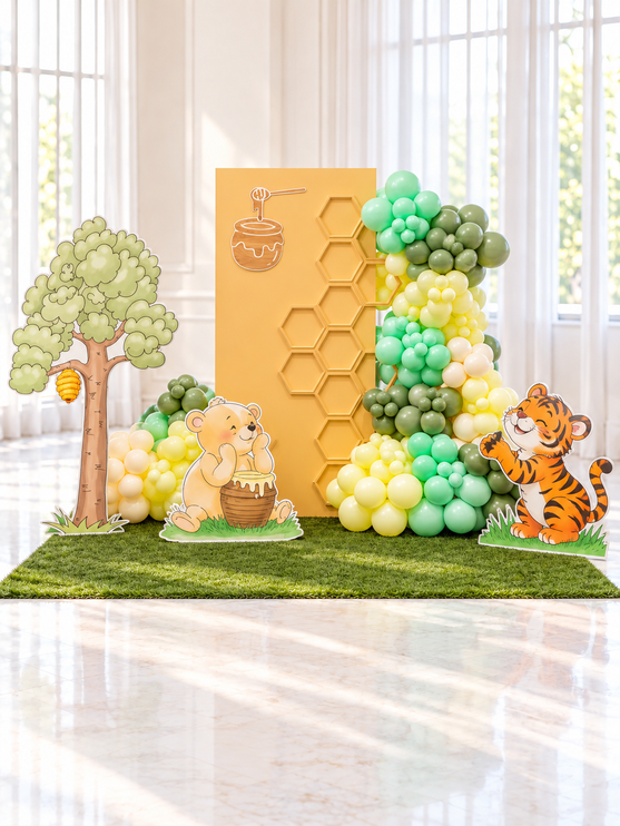 Décor de fête d'enfant thème Winnie l'Ourson avec backdrop nid d'abeille, arbre, ourson et tigre découpés et guirlande de ballons