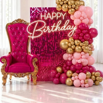 Decor fuchsia et or avec trone royal, mur scintillant et guirlande de ballons