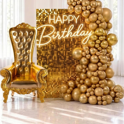 Decor tout en or avec trone royal, mur scintillant et guirlande de ballons