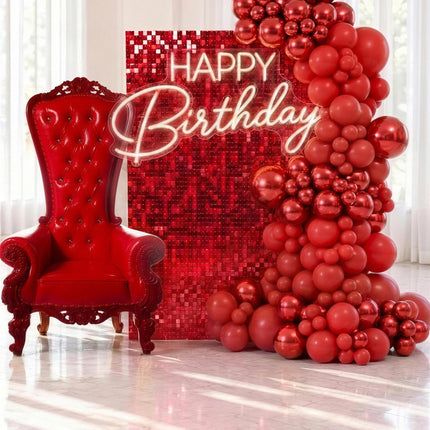 Decor rouge et or avec trone royal, mur scintillant et guirlande de ballons