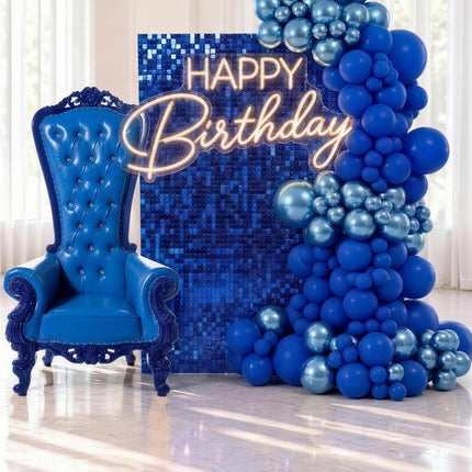 Decor bleu roi et or avec trone royal, mur scintillant et guirlande de ballons