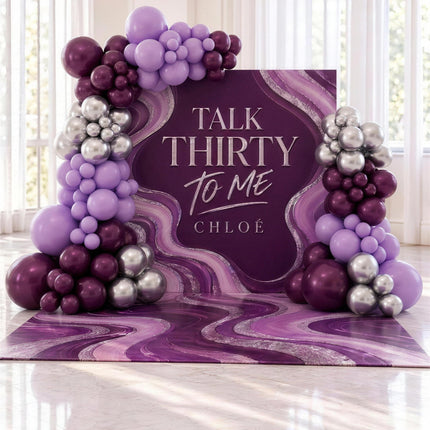 Decor mauve et prune imprime avec plancher assorti et guirlandes de ballons
