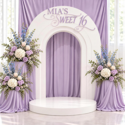 Decor lilas avec arche blanche a moulures, lettrage de bois et bouquets floraux