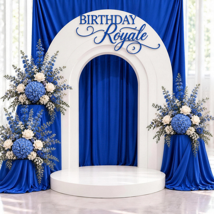 Decor bleu royal avec arche blanche a moulures, lettrage de bois et bouquets floraux