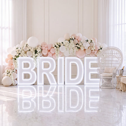 Lettres lumineuses BRIDE avec ballons et fleurs blanches