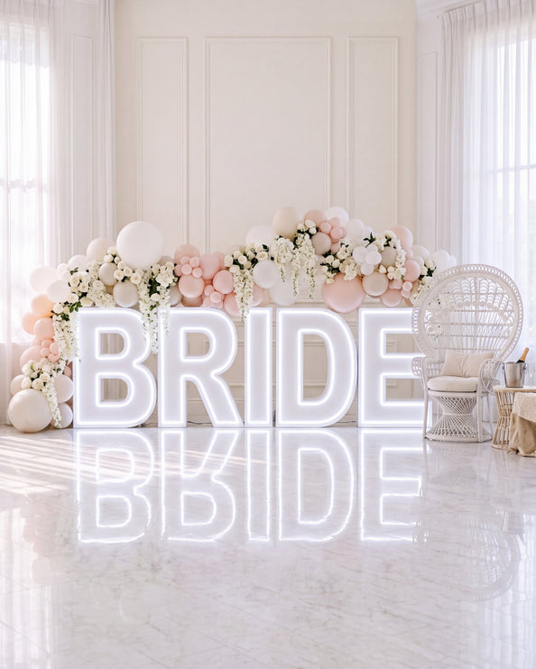 Lettres lumineuses BRIDE avec ballons et fleurs blanches