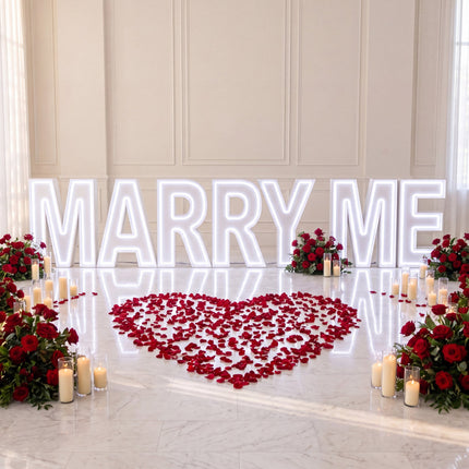 Lettres lumineuses MARRY ME avec coeur de petales de roses