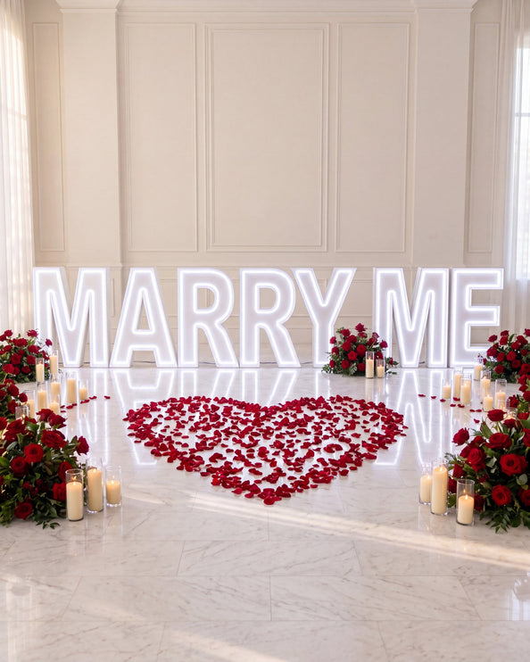 Lettres lumineuses MARRY ME avec coeur de petales de roses