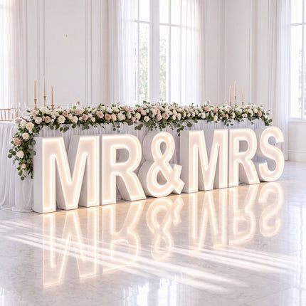 Lettres lumineuses MR and MRS devant la table d honneur
