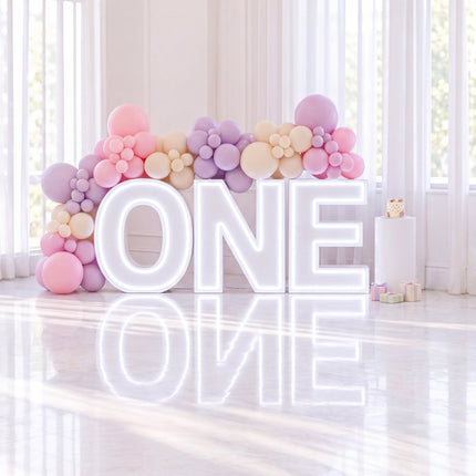 Lettres lumineuses ONE avec guirlande de ballons pastel
