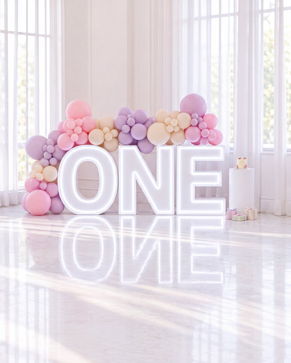 Lettres lumineuses ONE avec guirlande de ballons pastel