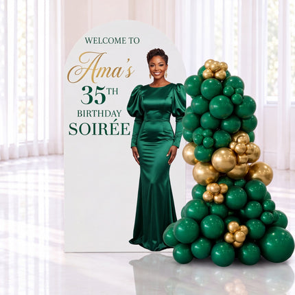 Backdrop personnalisé pour un 35e anniversaire, arche imprimée et guirlande de ballons verte et or