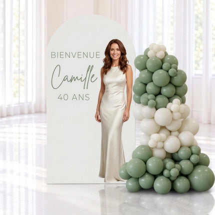 Backdrop personnalisé pour un 40e anniversaire, arche imprimée et guirlande de ballons sauge et crème