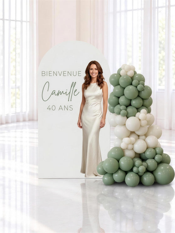 Backdrop personnalisé pour un 40e anniversaire, arche imprimée et guirlande de ballons sauge et crème