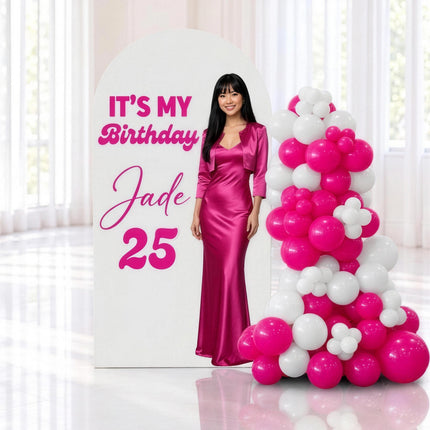 Backdrop personnalisé pour un 25e anniversaire, arche imprimée et guirlande de ballons fuchsia et blanc