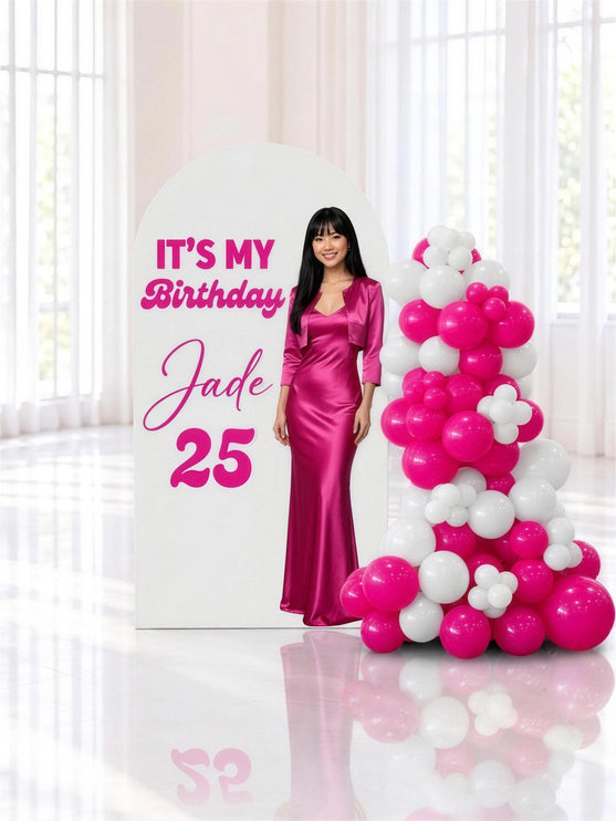 Backdrop personnalisé pour un 25e anniversaire, arche imprimée et guirlande de ballons fuchsia et blanc