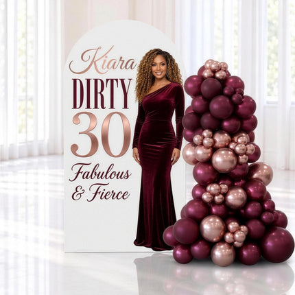 Backdrop personnalisé Dirty 30, arche imprimée et guirlande de ballons bourgogne et or rose