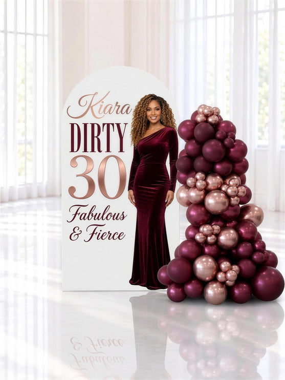 Backdrop personnalisé Dirty 30, arche imprimée et guirlande de ballons bourgogne et or rose