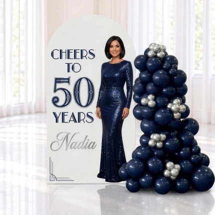 Backdrop personnalisé pour un 50e anniversaire, arche imprimée et guirlande de ballons marine et argent