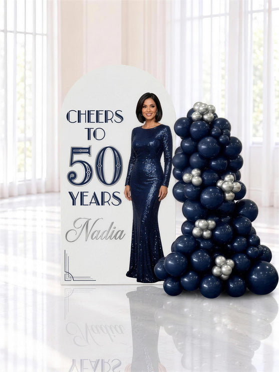 Backdrop personnalisé pour un 50e anniversaire, arche imprimée et guirlande de ballons marine et argent