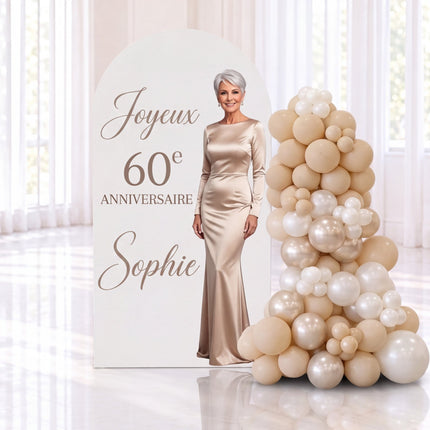 Backdrop personnalisé pour un 60e anniversaire, arche imprimée et guirlande de ballons beige et crème