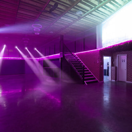 La salle Fête ta Fête en mode club, jeu de lumière et fumée