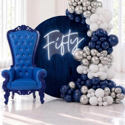 Decor bleu marine et argent avec toile de fond ronde en velours, trone royal et guirlande de ballons