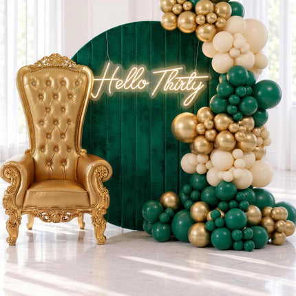 Decor vert foret et or avec toile de fond ronde en velours, trone royal dore et guirlande de ballons